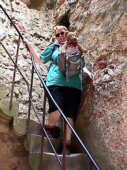 Die steile Treppe herunter